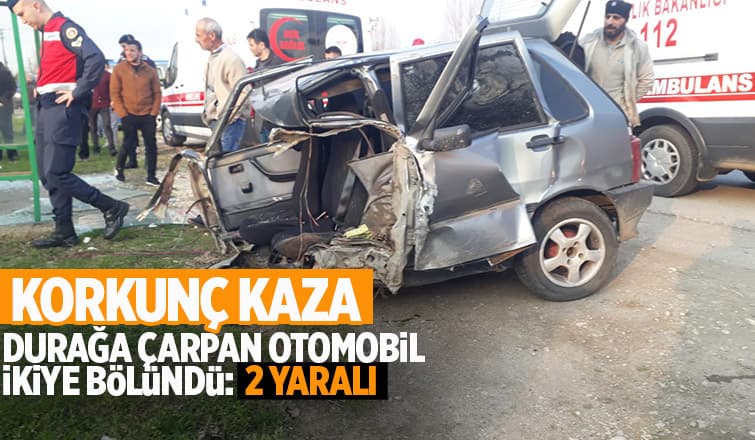 Durağa çarpan otomobil ikiye bölündü