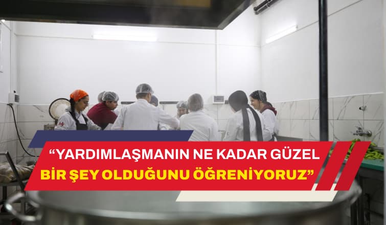 Meslek Lisesindeki Aşçı Adayları Öğrencilere Yemek Hazırlıyor