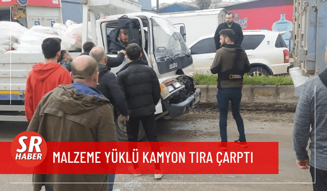 Malzeme yüklü kamyonet tıra çarptı