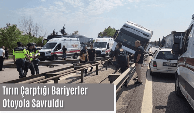 Tırın Çarptığı Bariyerler Otoyola Savruldu, Trafik Felç Oldu