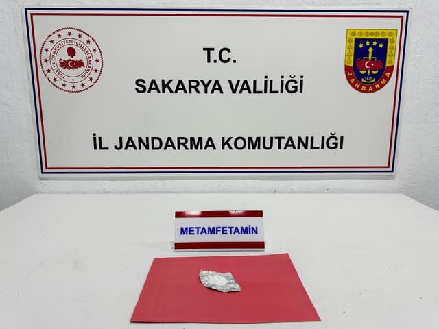 Traktörü jandarma personelinin üzerine sürdü.