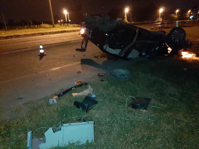 Trafik ışıklarına çarpıp takla attı