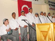 Roman Vatandaşların İlahi Grubu Dinleyenleri Mest Ediyor