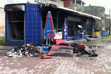 Açık unutulan elektrikli soba marketi küle çevirdi
