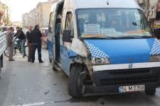 Ankara Caddesi'nde minübüs otomobile arkadan çarptı