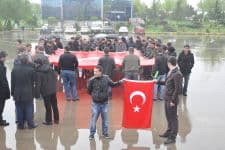 SAÜ'de öğrencilerden bayraklı yürüyüş