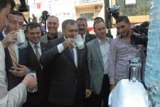 Bakan Eroğlu "Milli İçki'nin" tadına baktı