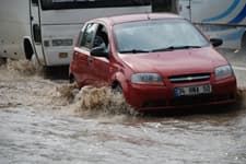Sapanca'da yolları su bastı