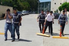 Uyuşturucu satıcıları polise hançerle saldırdı