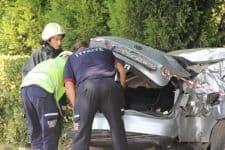 Yoldan çıkan araç bahçe duvarına çarptı
