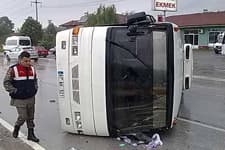 Sakarya istikametindeki midibüs devrildi 