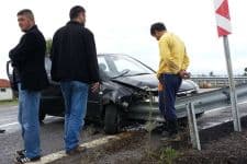 Tekeri patlayan otomobil bariyerlere çarptı