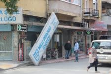 Koca tabela yere çakıldı