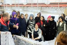 Tekstil öğrencileri, tekstil fabrikasında