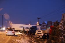 Buzlanma nedeniyle TIR yoldan çıktı