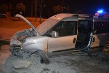 Aydınlatma direğine çarpan araç alev aldı