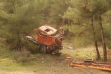 Freni tutmayan boru yüklü TIR şarampole uçtu