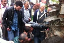 Yoldan yürürken başına mermer düştü