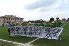 Sahaya madenci bareti ile çıktılar