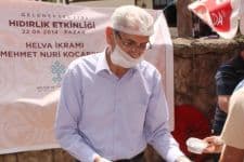 Başkan Özkaraman, kendi elleriyle helva dağıttı