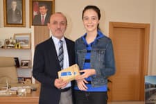 Başkan Öztürk, kurs birincisine tablet hediye etti