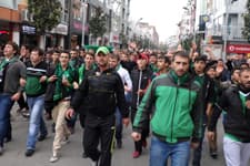 Tatangalar maç öncesi caddede İstiklal Marşı okudular