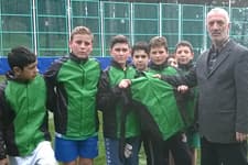 Sapanca Belediyesi minik sporculara malzeme dağıttı