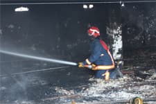 Karapürçek'te boş tavuk çiftliği yandı