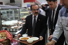 Vali Coş, Toyota Boshoku'da işçilerle yemek yedi