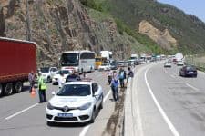 Tanker kamyonete çarptı, yemler yola saçıldı