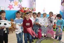 Üniversiteli öğrencilerden miniklere oyuncak hediyesi 