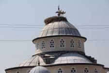 Cami kubbesine yuva yapan leylekler ilgi odağı oldu