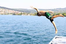 Sıcak havadan bunalan vatandaşlar Sapanca Gölü'nde serinledi