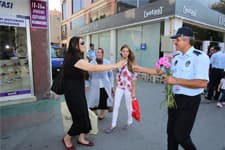 Zabita ekipleri karanfil dağıtarak çikolata ikram etti