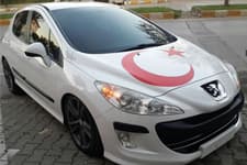 Otomobilleri ücretsiz ay yıldız çıkarması ile kaplıyor