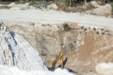 Taş ocağına gömülü 200 ton atık İzaydaş'a götürüldü