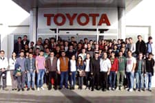 Geleceğin sanayicileri Toyotayı inceledi 