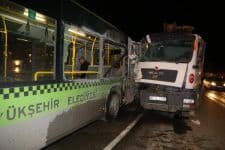 Freni boşalan beton pompası, belediye otobüsüne çarptı
