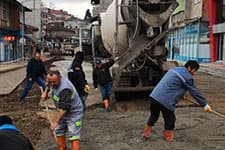 Kocaali'de bozulan yollar tamir ediliyor
