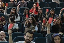 SAÜ'den kadının ikinci plana atılmasına kırmızı kart