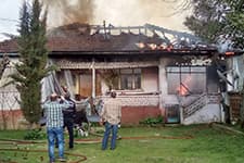 Mutfak tüpünden çıkan yangın evi kül etti
