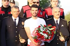 Sofuoğlu'na çiçekli karşılama