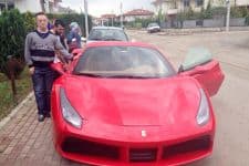 Şampiyon Kenan, o ziyarete Ferrari'siyle geldi