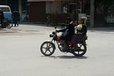 1i bebek 5 kişinin tehlikeli motosiklet yolculuğu