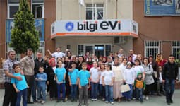 Bilgievi Dünya Dans Günü'nü sokakta kutladı
