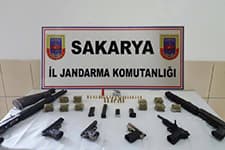 Emlakçıda 4 tabanca, 2 tüfek ele geçirildi