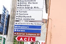 Yanlış yönü gösteren tabela sürücülere zor anlar yaşatıyor