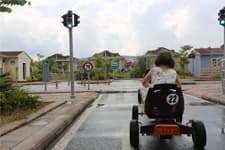 Trafik kurallarını direksiyon başında öğreniyorlar