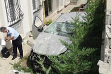 Freni boşalan kamyonet bahçe duvarını yıkıp binaya çarptı