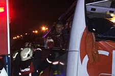 Sakarya plakalı otobüs kaza yaptı
